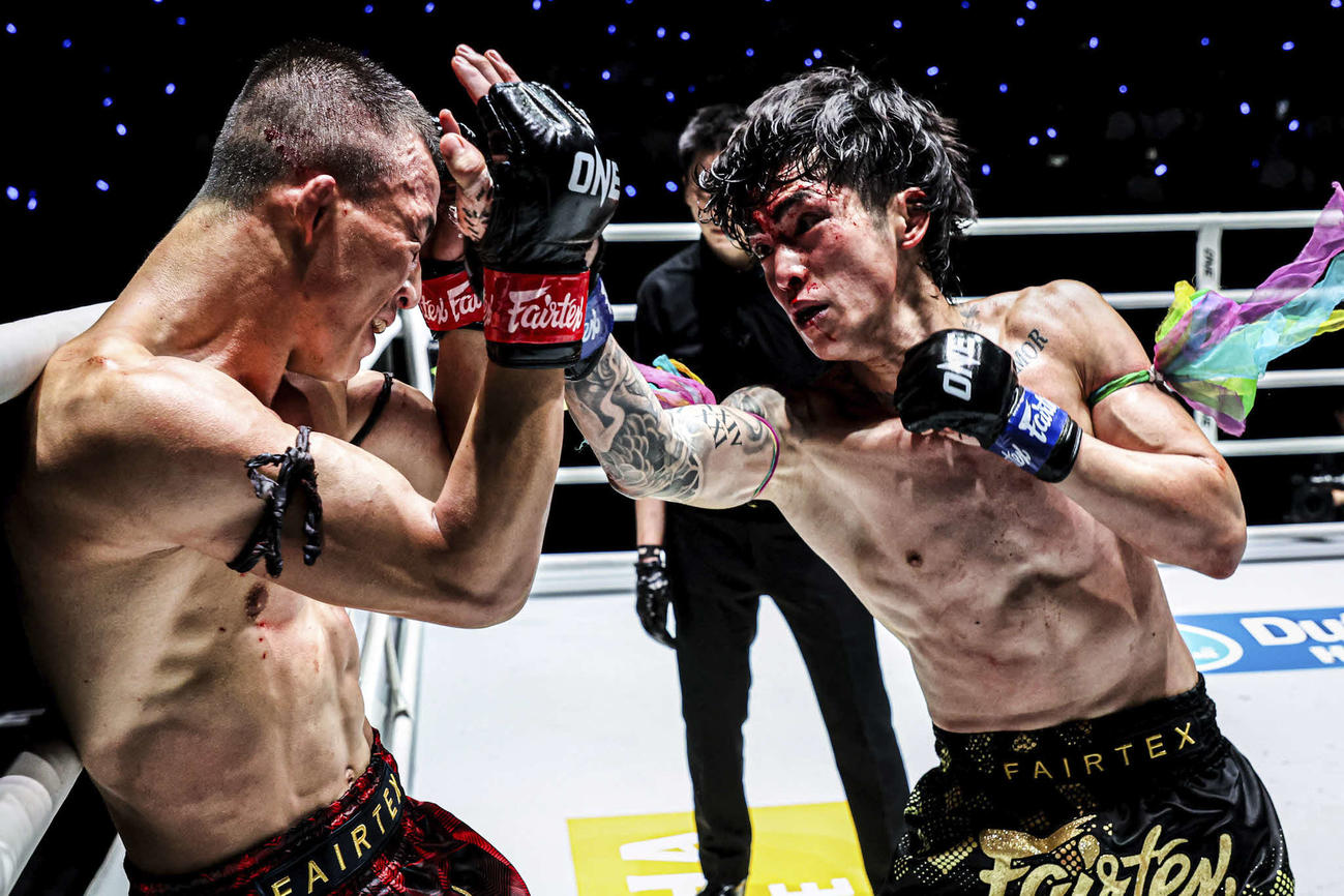 流血しながらも激闘を繰り広げる壱・センチャイジム（右）（C）ONE Championship