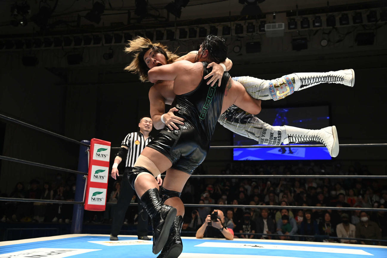ジェフ・コブ（手前）の怪力の前に投げられそうになる棚橋弘至（C）新日本プロレス
