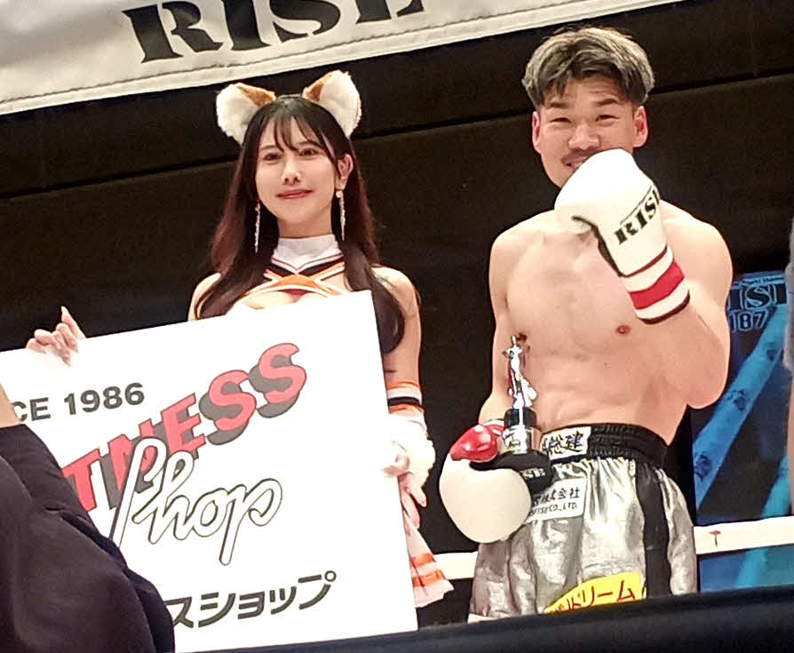 勝利をよろこぶ伊藤澄哉（右）