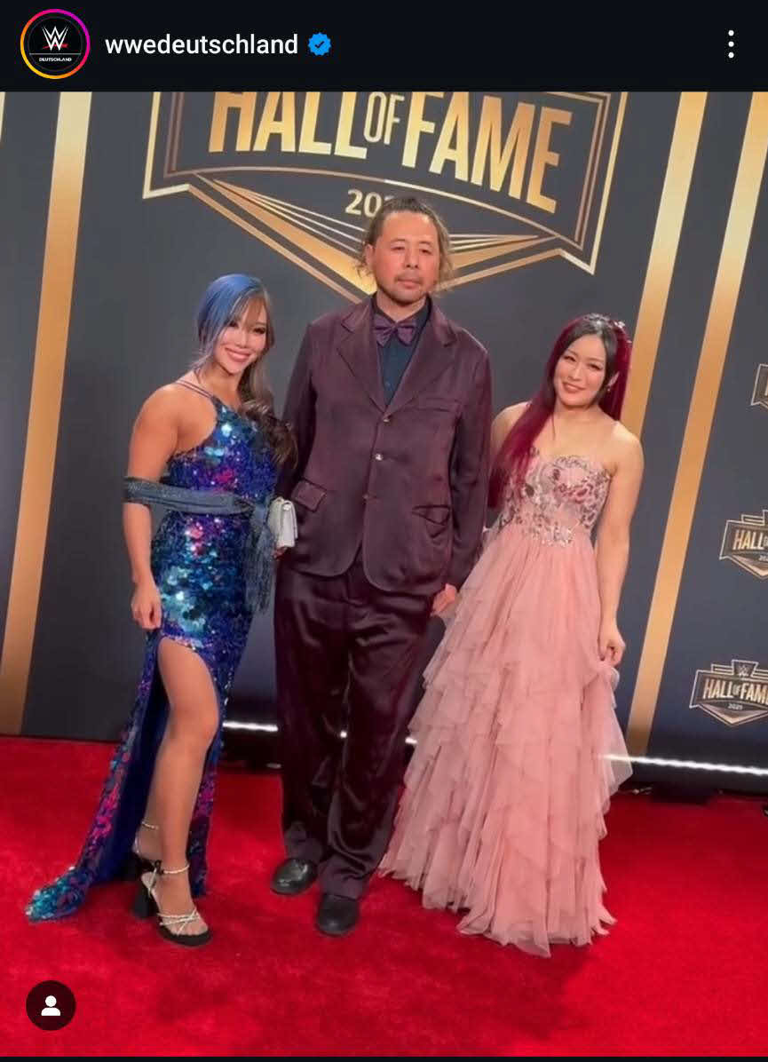 WWE殿堂式典会場にドレスアップして登場したカイリ・セイン（左端）、中邑真輔（中央）、イヨ・スカイ（WWEドイツ公式インスタグラムから）
