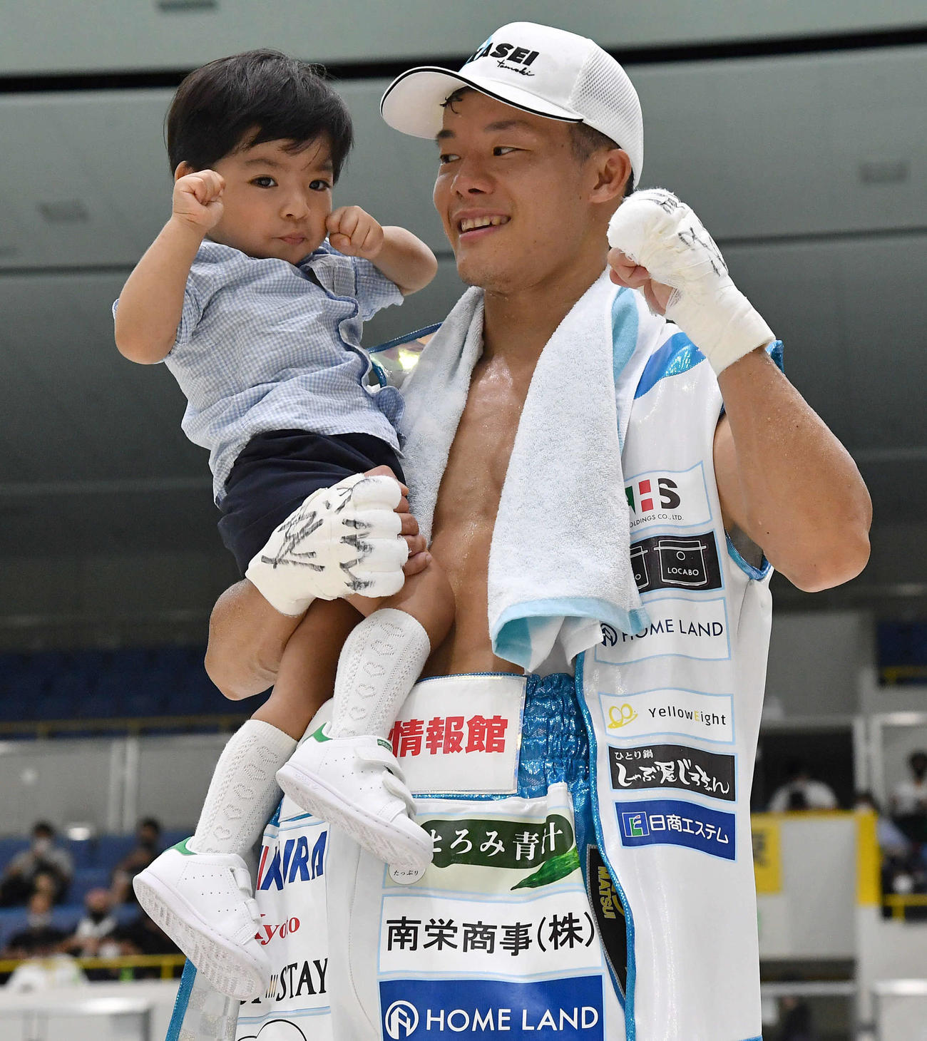 22年7月、エンカーナシオン対亀田和毅　エンカーナシオンに勝利し、ファイティングポーズを見せる長男の望有（ゆあ）くん（左）と笑顔で記念撮影する亀田和毅