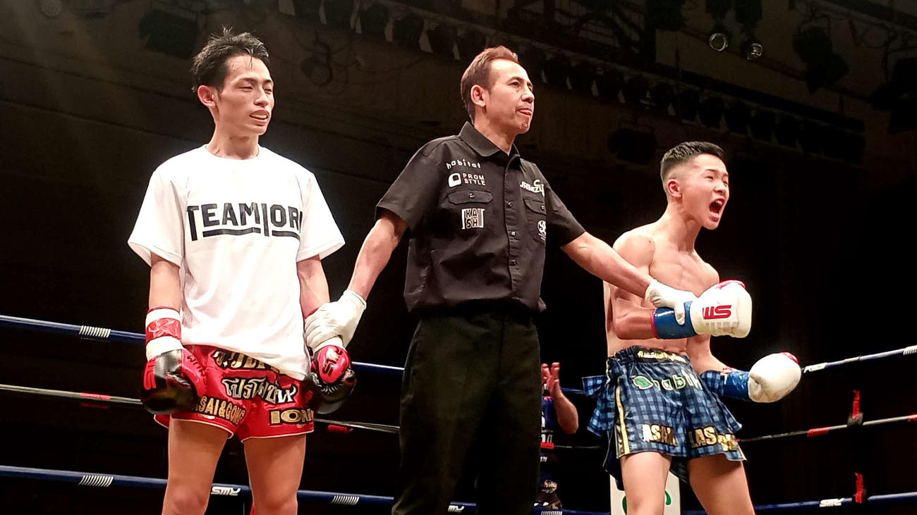 イオリ・ウォーワンチャイ（左）に判定勝利し、絶叫する安部焰