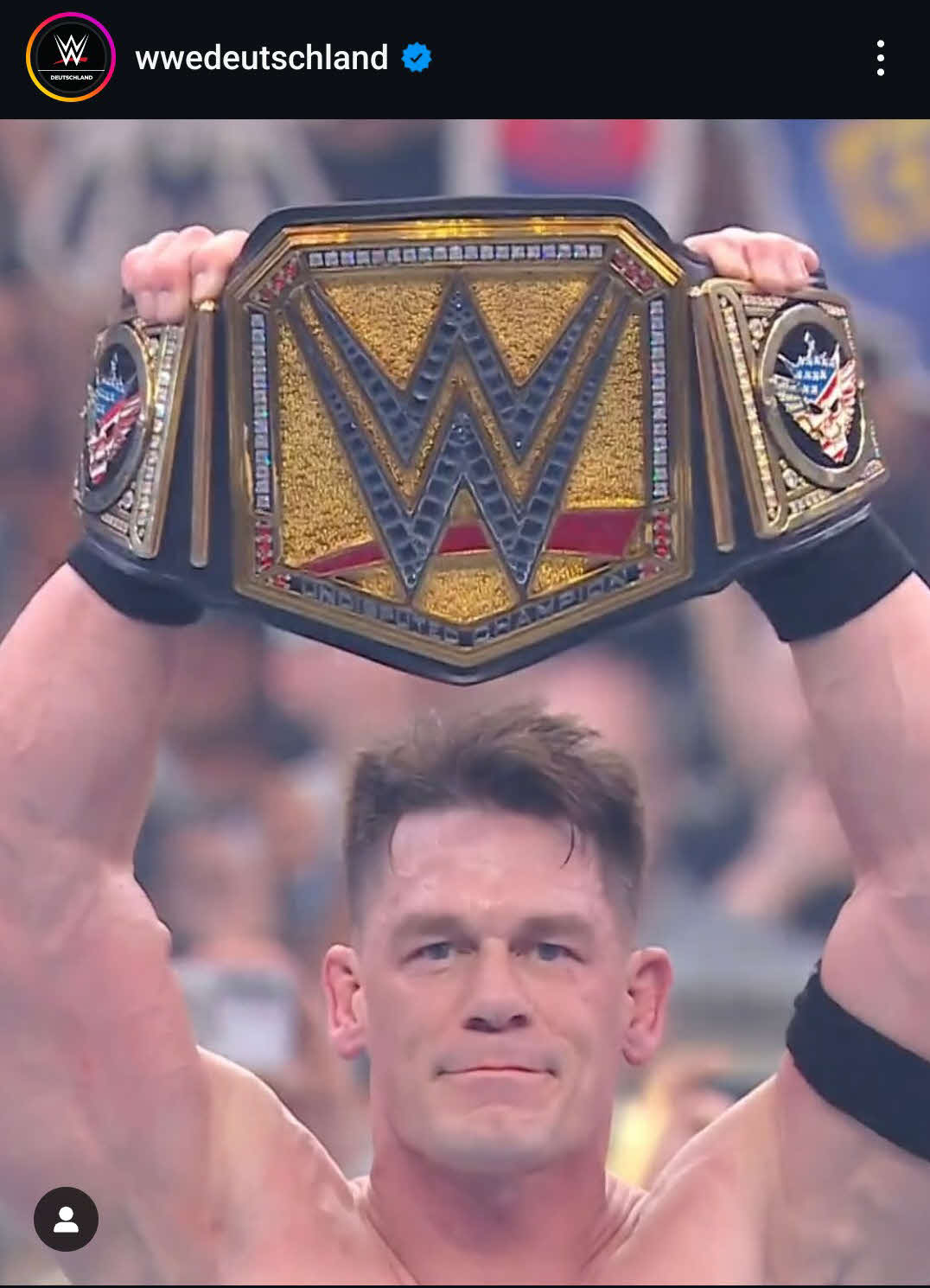 リック・フレアーを抜く17度目の「世界王座」戴冠を果たしたジョン・シナ（WWEドイツ公式インスタグラムから）