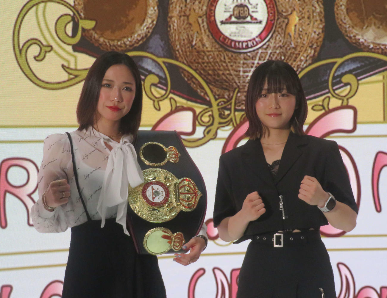 6月26日、東京・後楽園ホールで初防衛戦に臨むWBA女子世界ミニマム級王者黒木優子（左）と挑戦者の同級3位鈴木なな子
