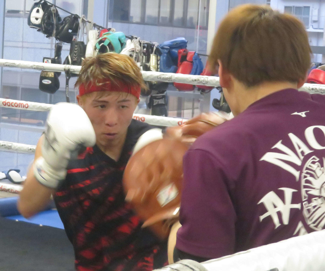 太田トレーナー（右）とミット打ちする井上尚