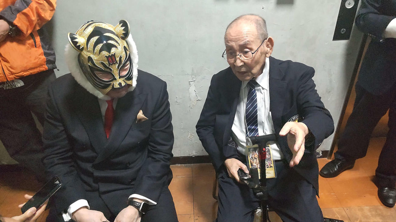 新間寿氏と談笑する佐山サトル（左）