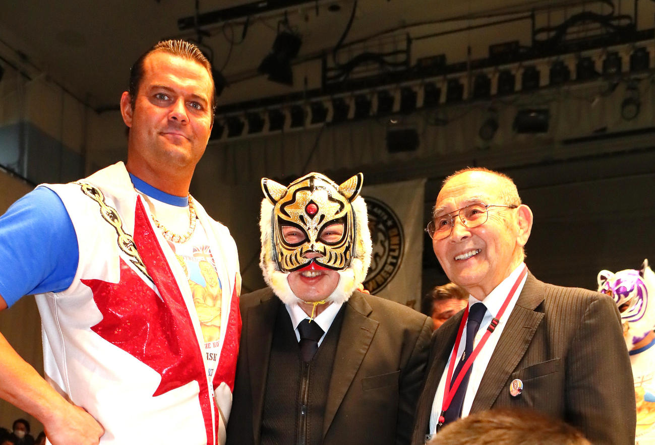 記念撮影に笑顔を見せる、左からデイビーボーイ・スミスJr、初代タイガーマスクの佐山サトル、新間寿氏（撮影・足立雅史）