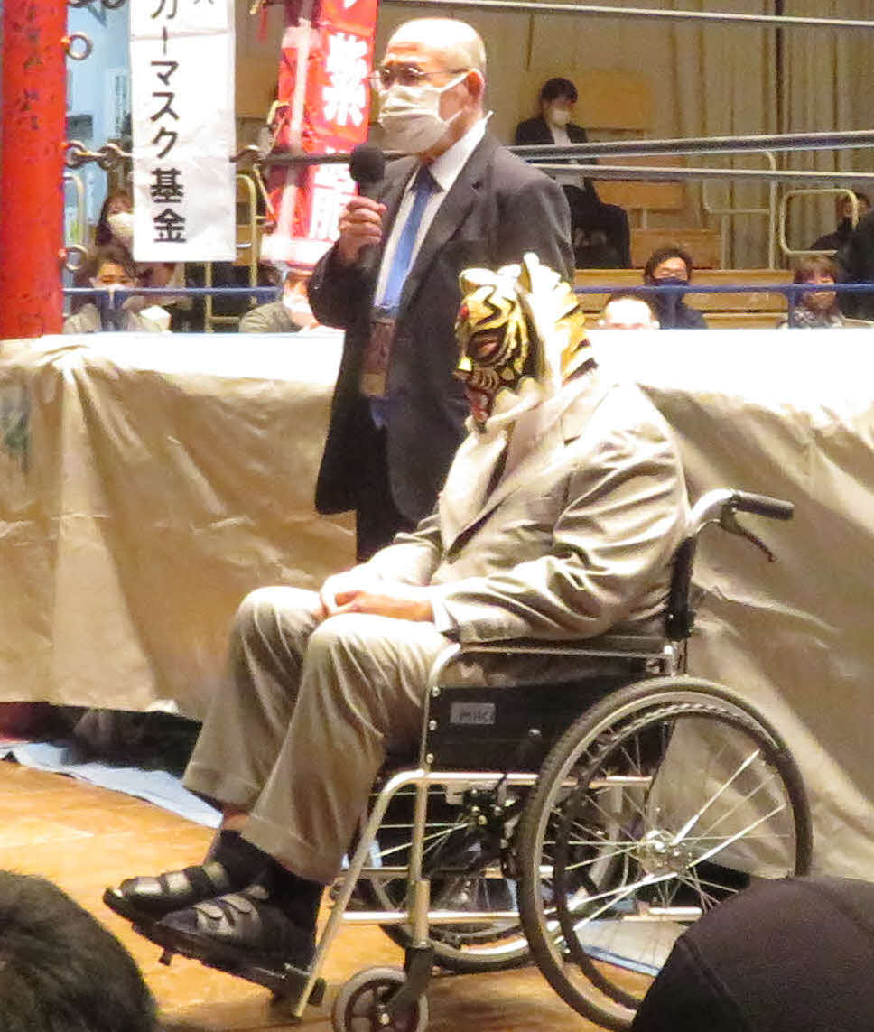 2020年12月17日、ストロングスタイルプロレス後楽園大会に登場し、ファンにあいさつをする新間寿会長（左）と初代タイガーマスクの佐山聡
