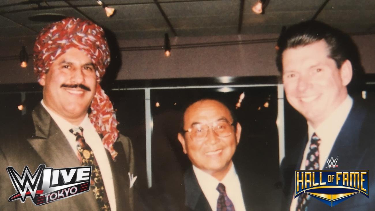 若き日のWWEビンス・マクマホン会長（右端）と新間寿氏（中央）