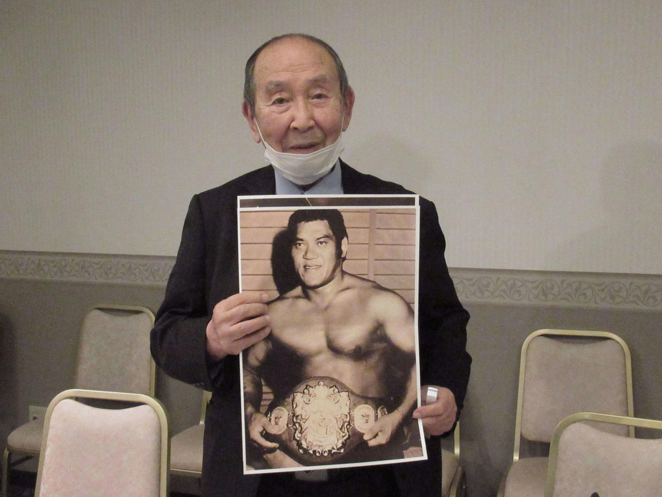 故ストロング小林さんの写真を手に写真に納まる新間会長（撮影・勝部晃多）