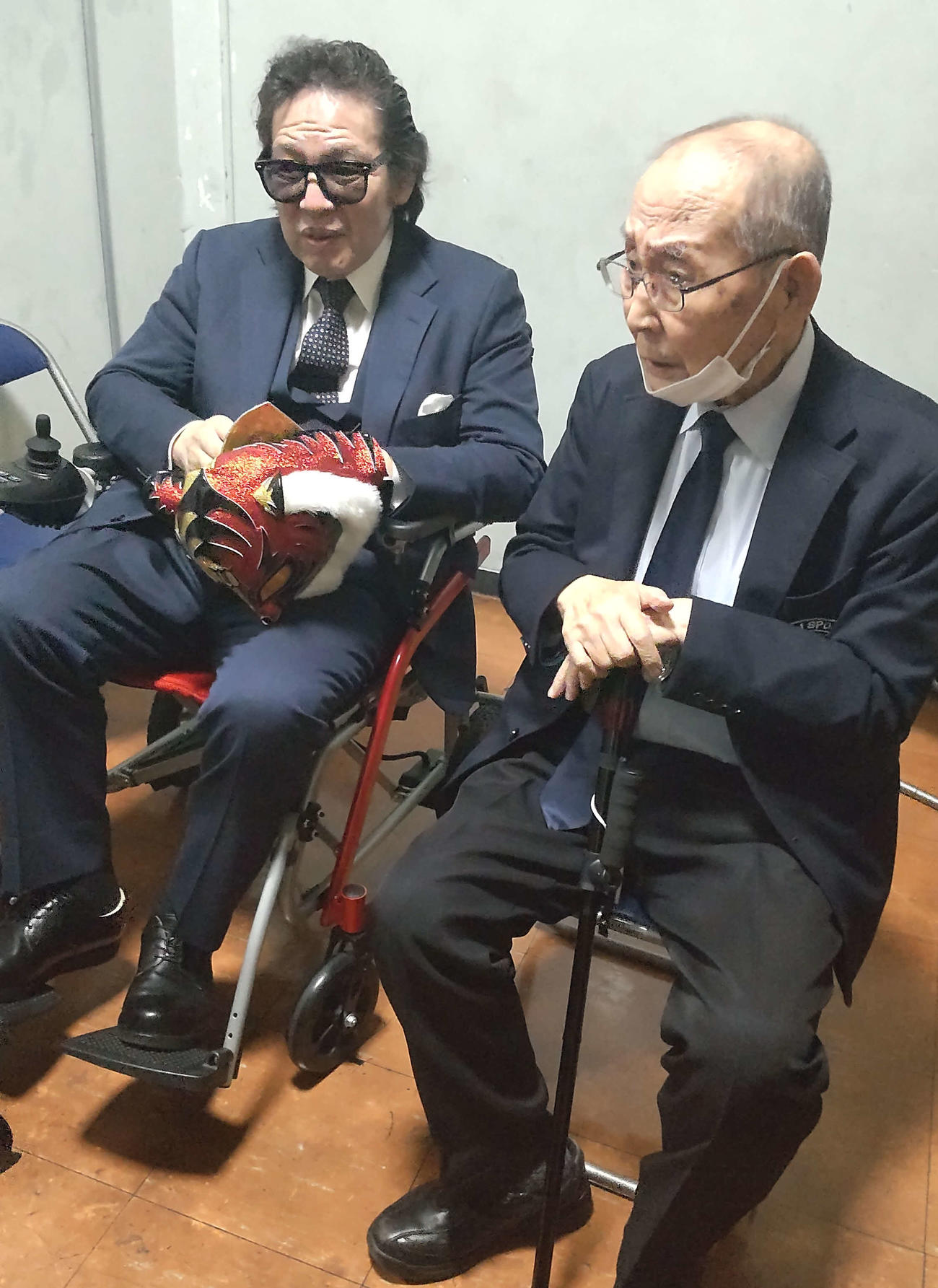新間寿会長（右）とともに報道陣の前に姿を現した佐山