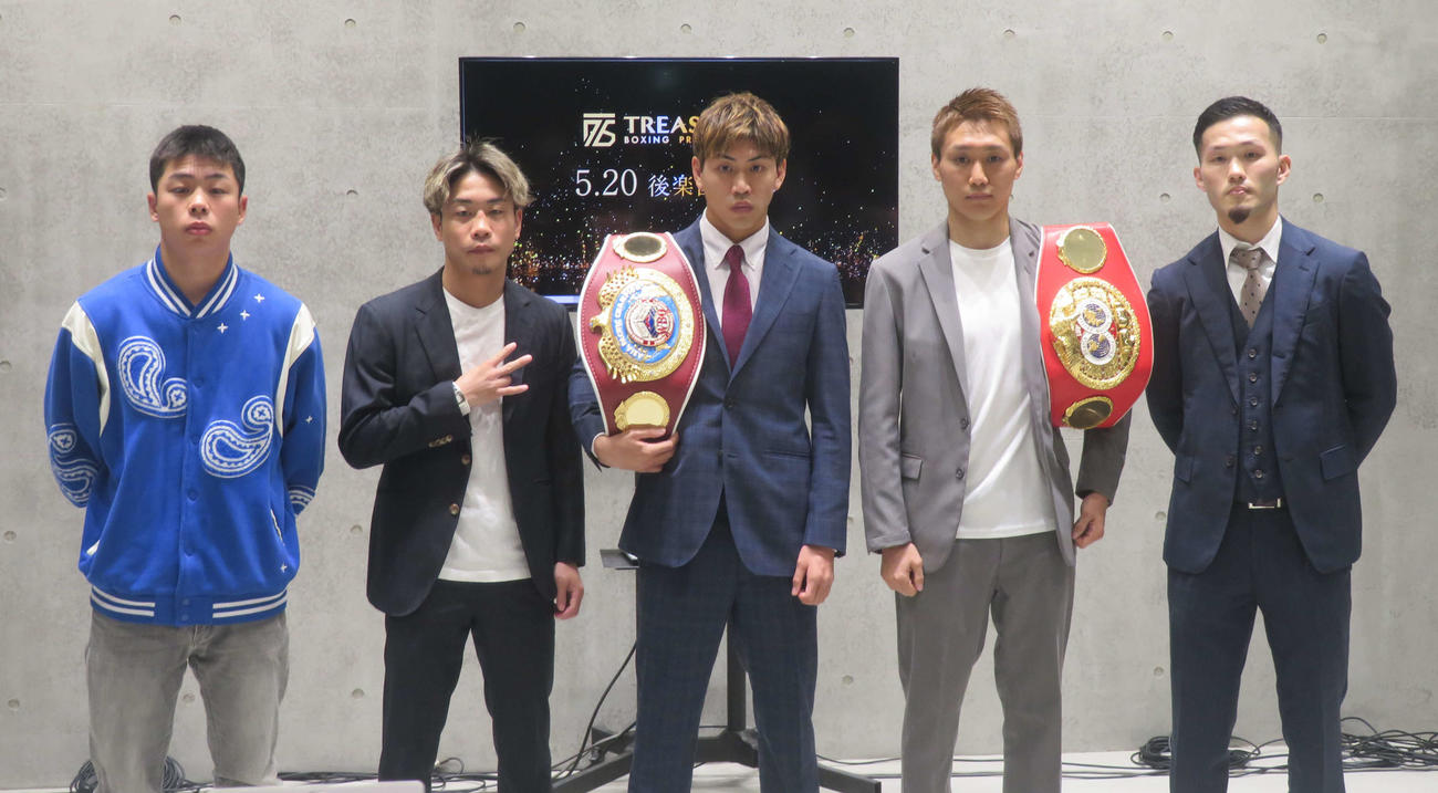 会見に臨んだ5・20TreasureBoxing興行出場選手。左から細川兼伸、谷口将隆、村田昴、小国以載、池側純