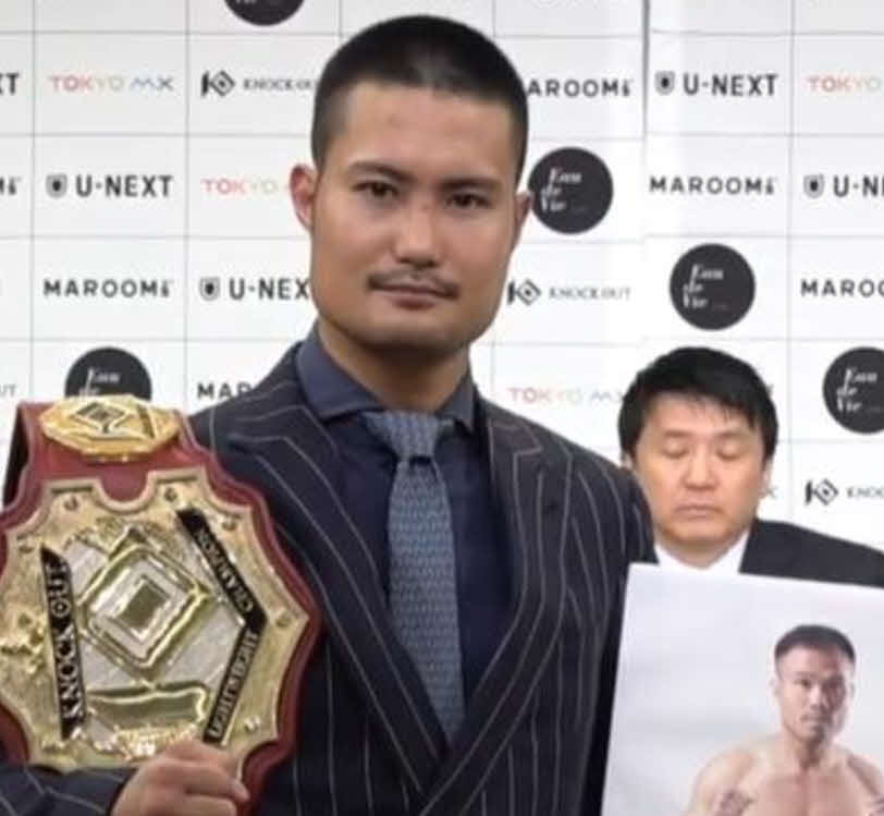 丸刈り姿で会見に登場した重森陽太（KNOCK OUT公式YouTubeチャンネルから）