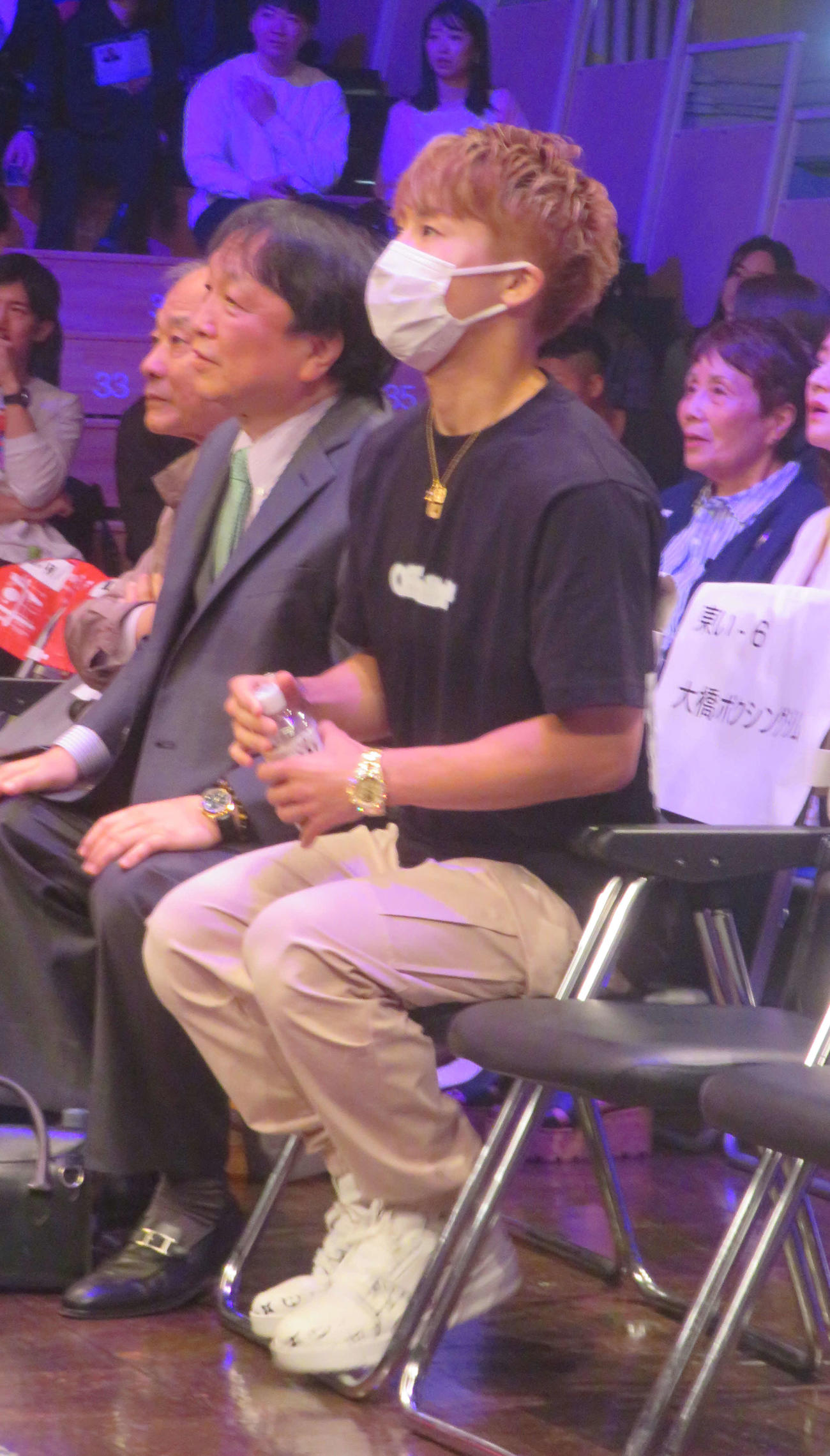 大橋ジム大橋秀行会長（左）とリングサイドで幼なじみの山口聖矢の試合を応援する井上尚弥