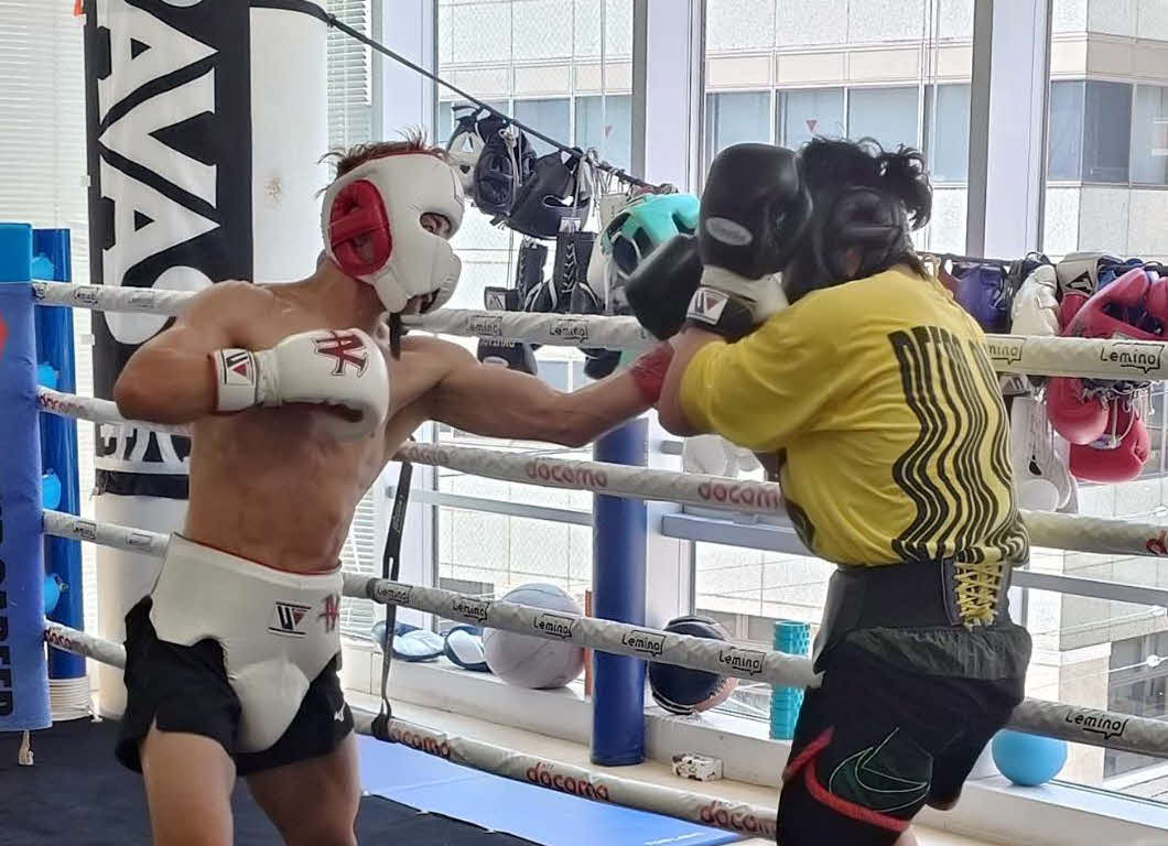 日本フェザー級12位高優一郎（右）とのスパーリングで国内調整を打ち上げた井上尚弥（大橋ジム提供）