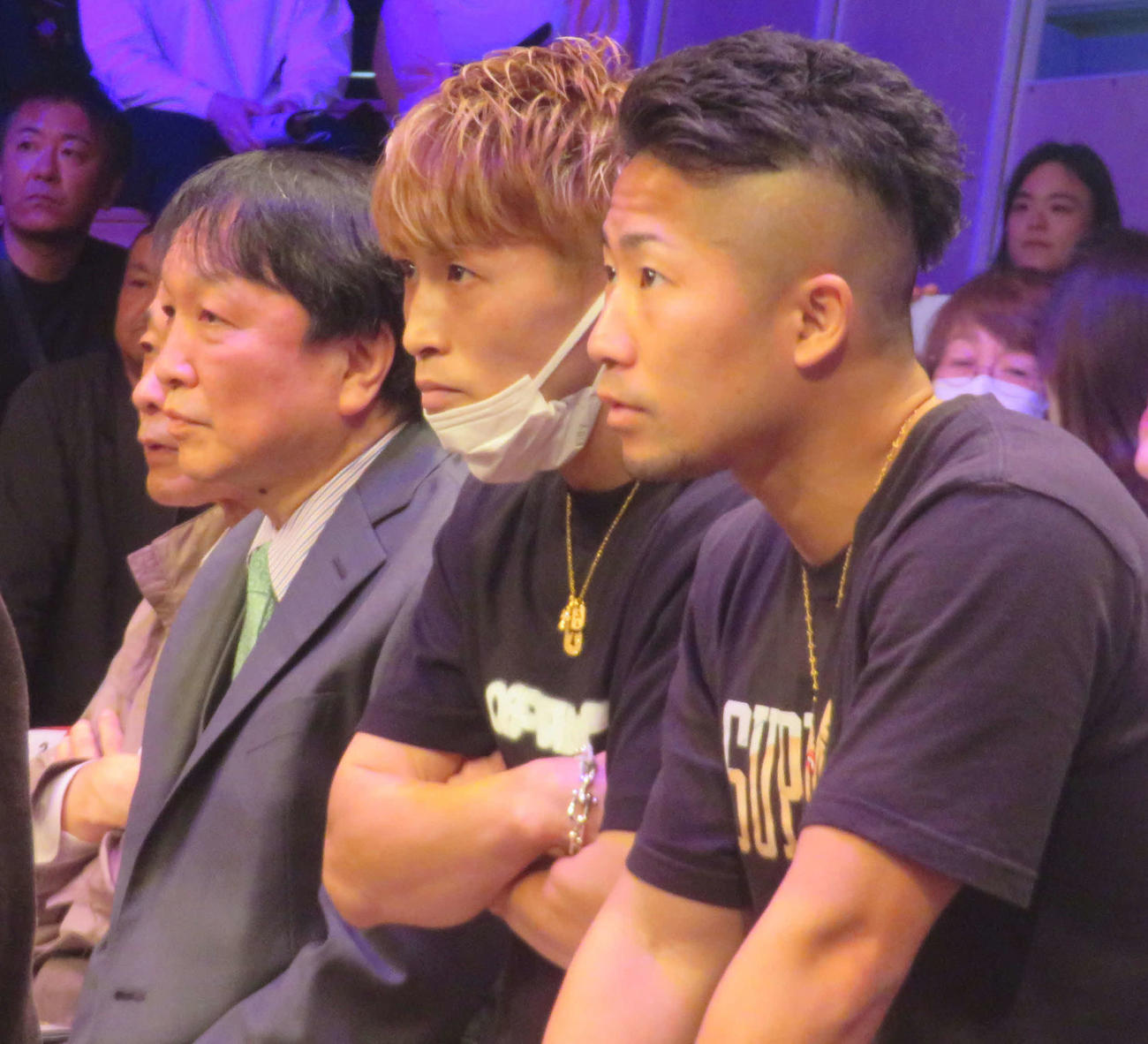 所属ジム大橋秀行会長（左端）、弟拓真（右端）と幼なじみの山口聖矢の試合を応援する井上尚弥