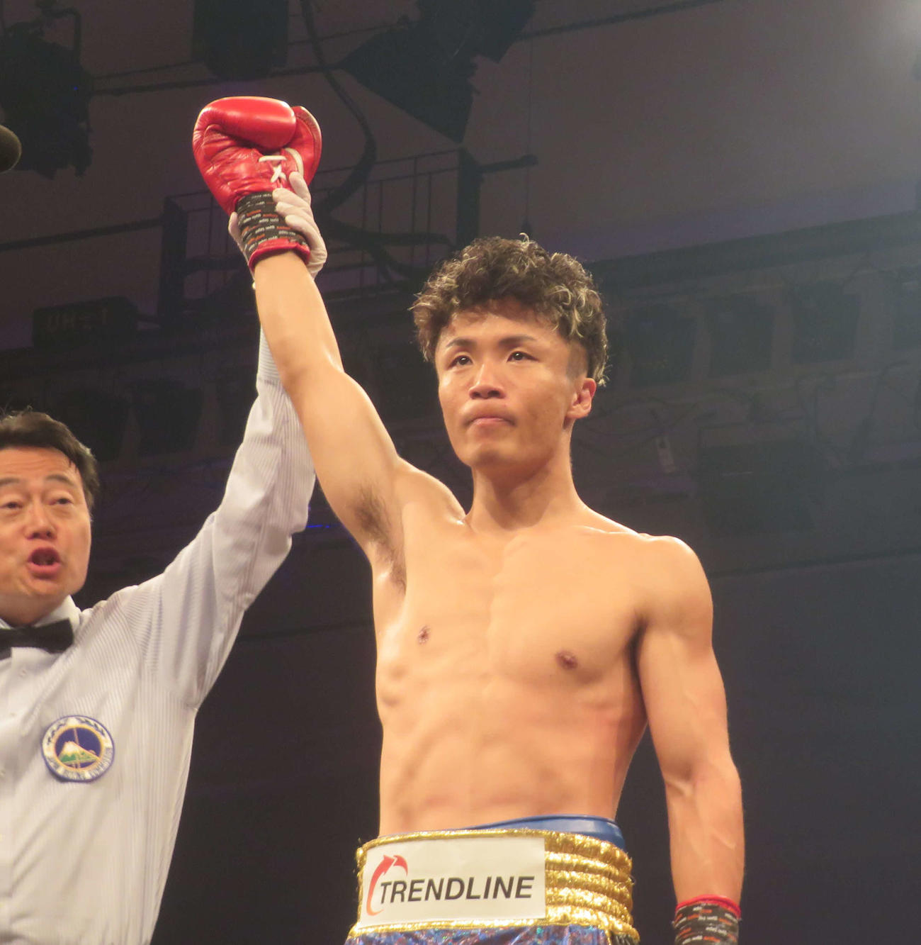 東日本ライト級新人王初戦で1回TKO勝ちした井上尚弥の幼なじみの元Jリーガー山口聖矢（右）