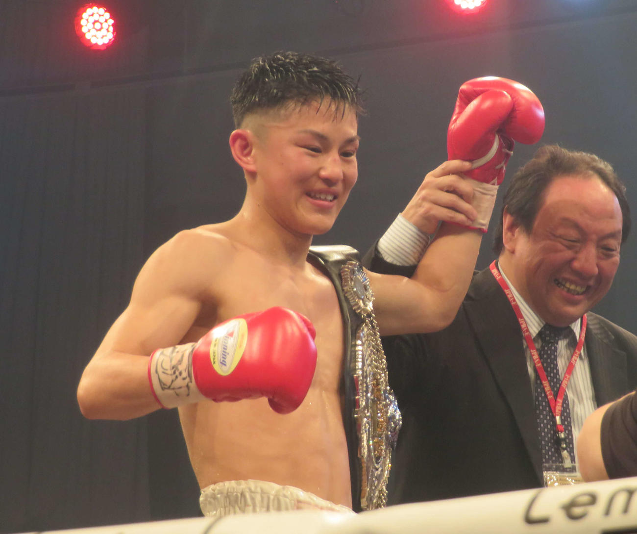 日本スーパーフライ級新王者となった山口仁也（左）。右は所属ジム三迫貴志会長