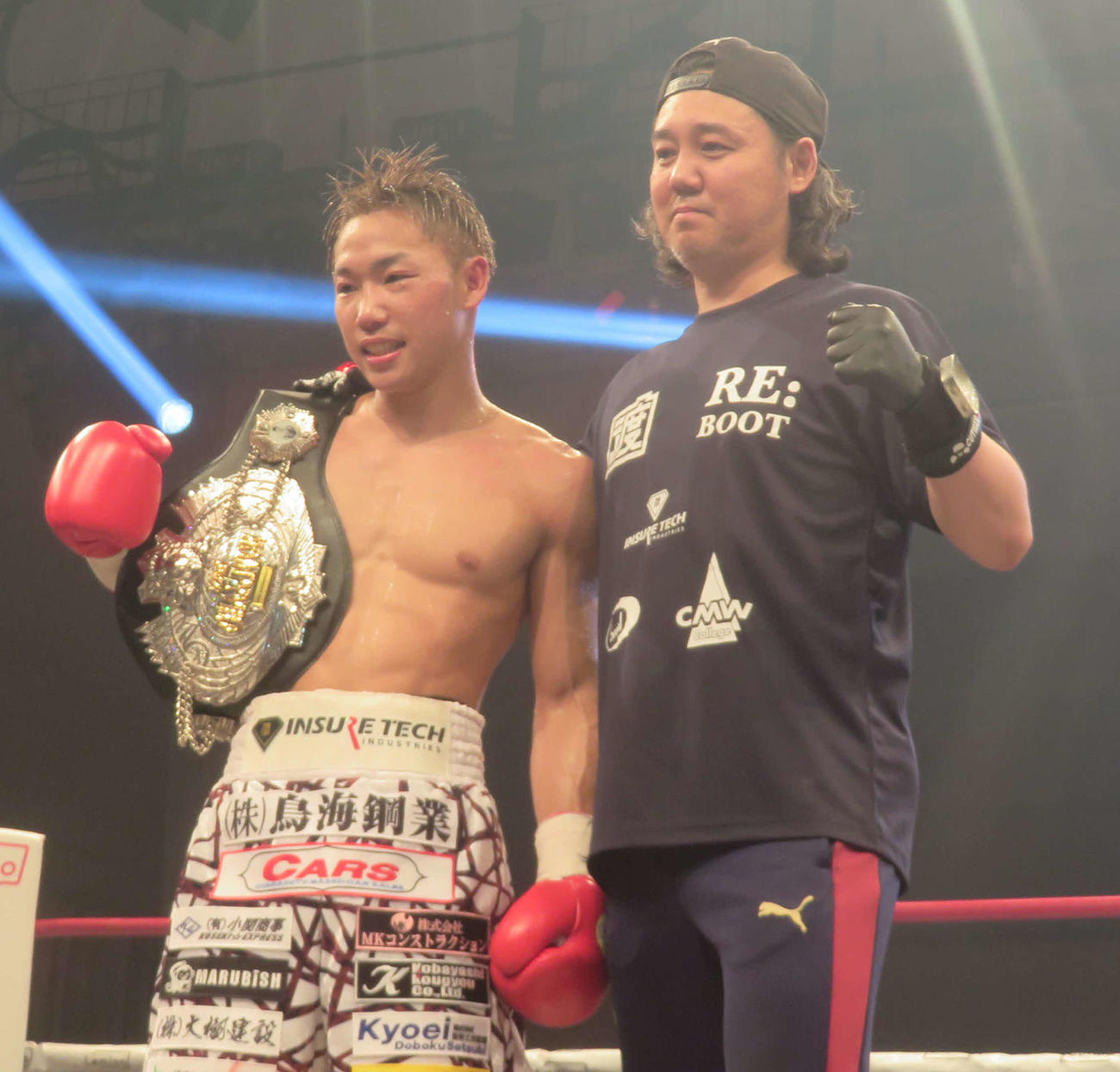 2度目の挑戦で日本スーパーバンタム級王座を獲得した石井渡士也（左）。右は所属ジムの射場哲也会長