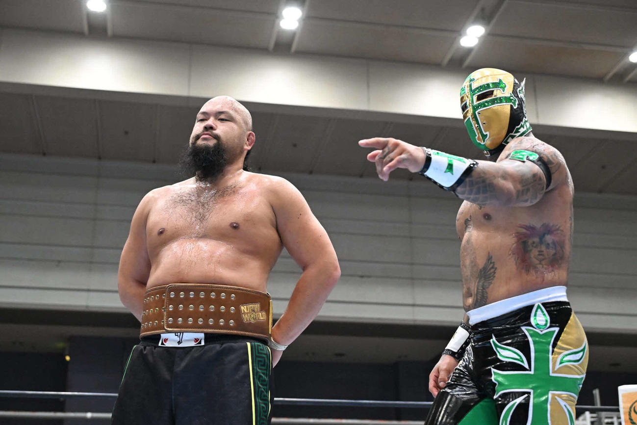 前哨戦に勝利したオーカーン（左）とテンプラリオ（C）新日本プロレス