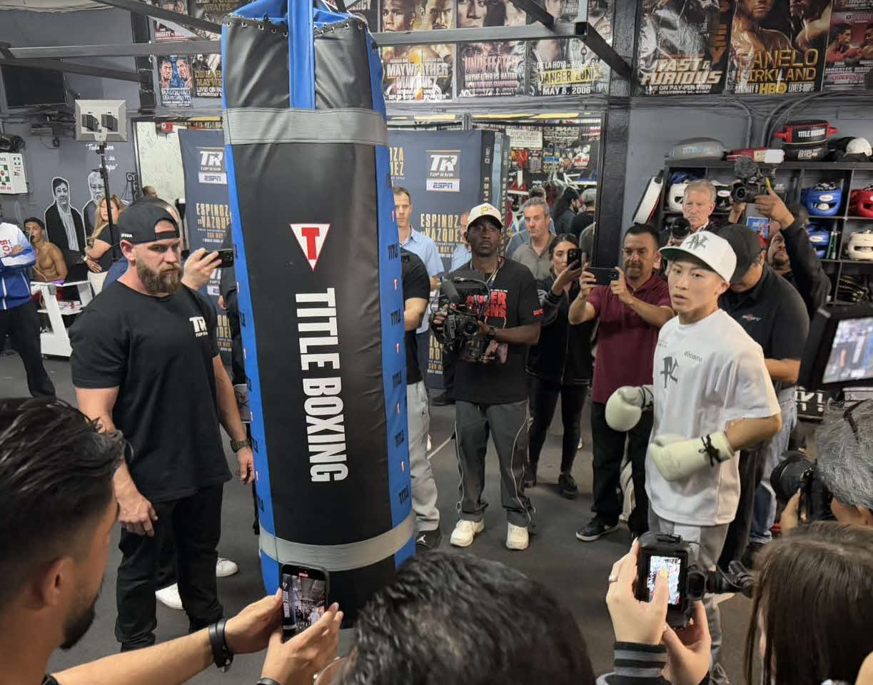 公開練習でサンドバッグ打ちする井上尚弥（大橋ジム提供）