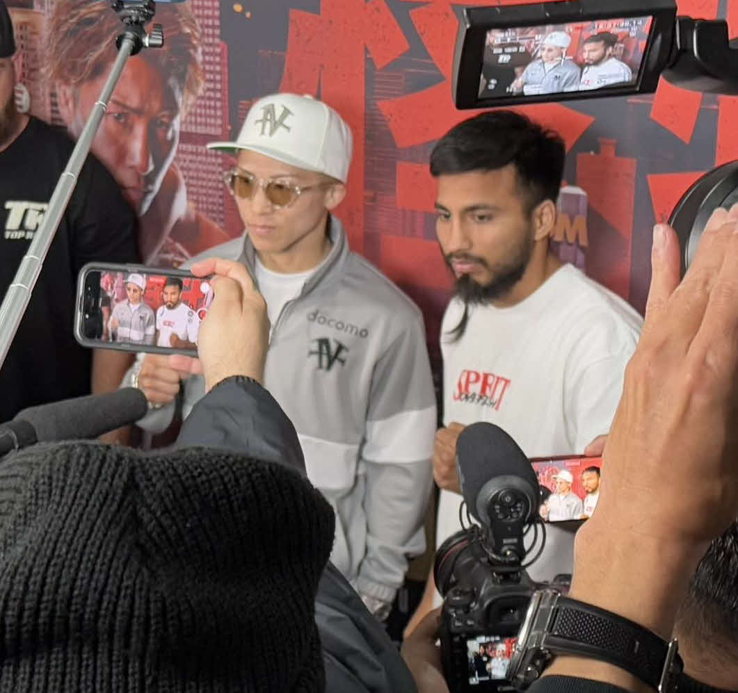 70人を超える米メディアの前で挑戦者のラモン・カルデナス（右）と並ぶ井上尚弥（大橋ジム提供）