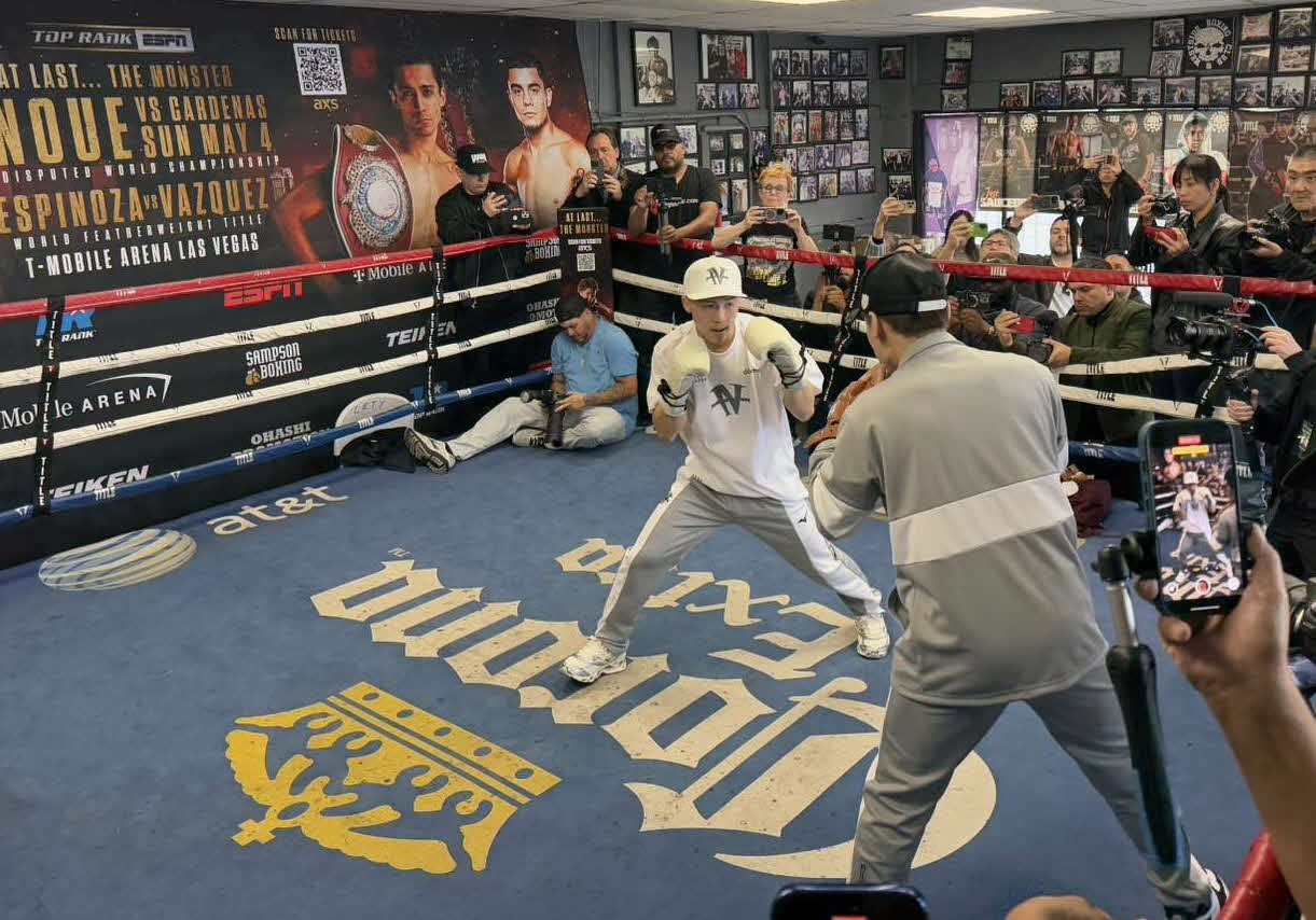 米メディアの前でミット打ちする井上尚弥（中央）（大橋ジム提供）