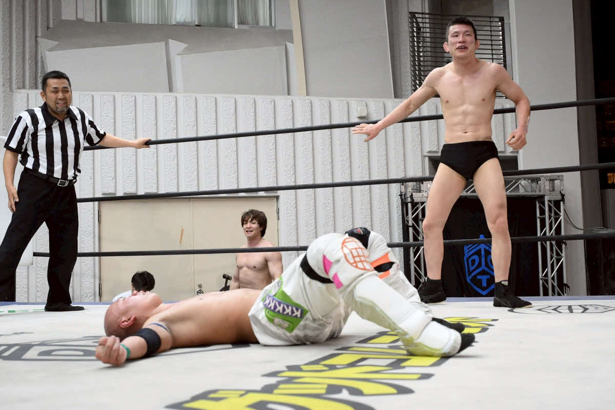 青木真也（右）に絞め落とされた中村圭吾（C）DDT