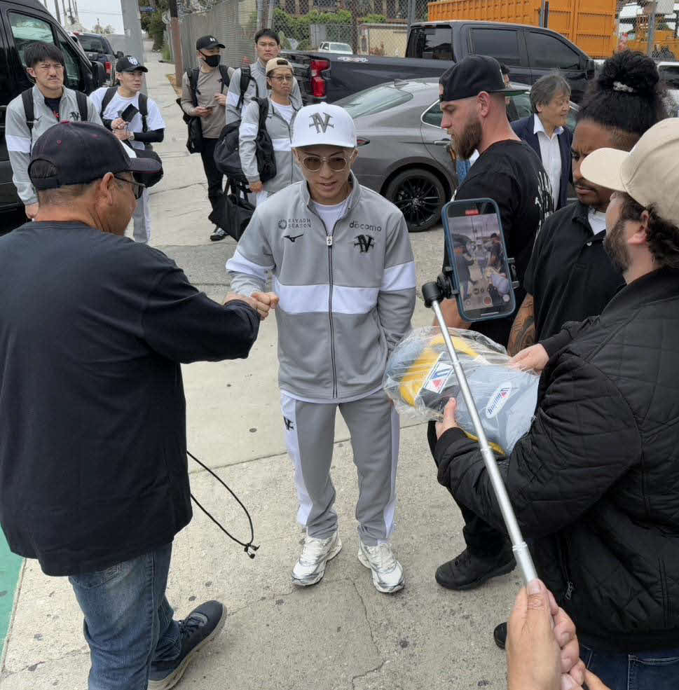 公開練習の会場となるウエストサイド・ボクシングクラブに入る井上尚弥（中央）（大橋ジム提供）