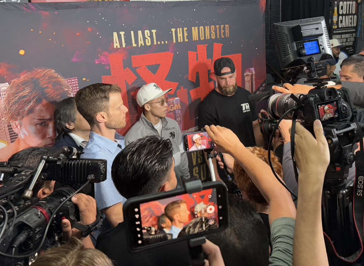 70人を超える米メディアから質問を受ける井上尚弥（奥左から3番目（大橋ジム提供）