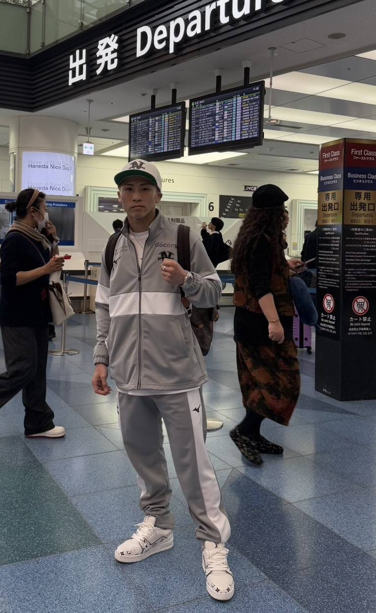 23日に渡米した井上尚弥（大橋ジム提供）