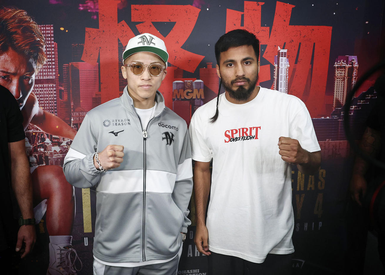 公開練習で挑戦者のラモン・カルデナス（右）とポーズをとる井上尚（Mikey Williams／Top Rank提供・共同）