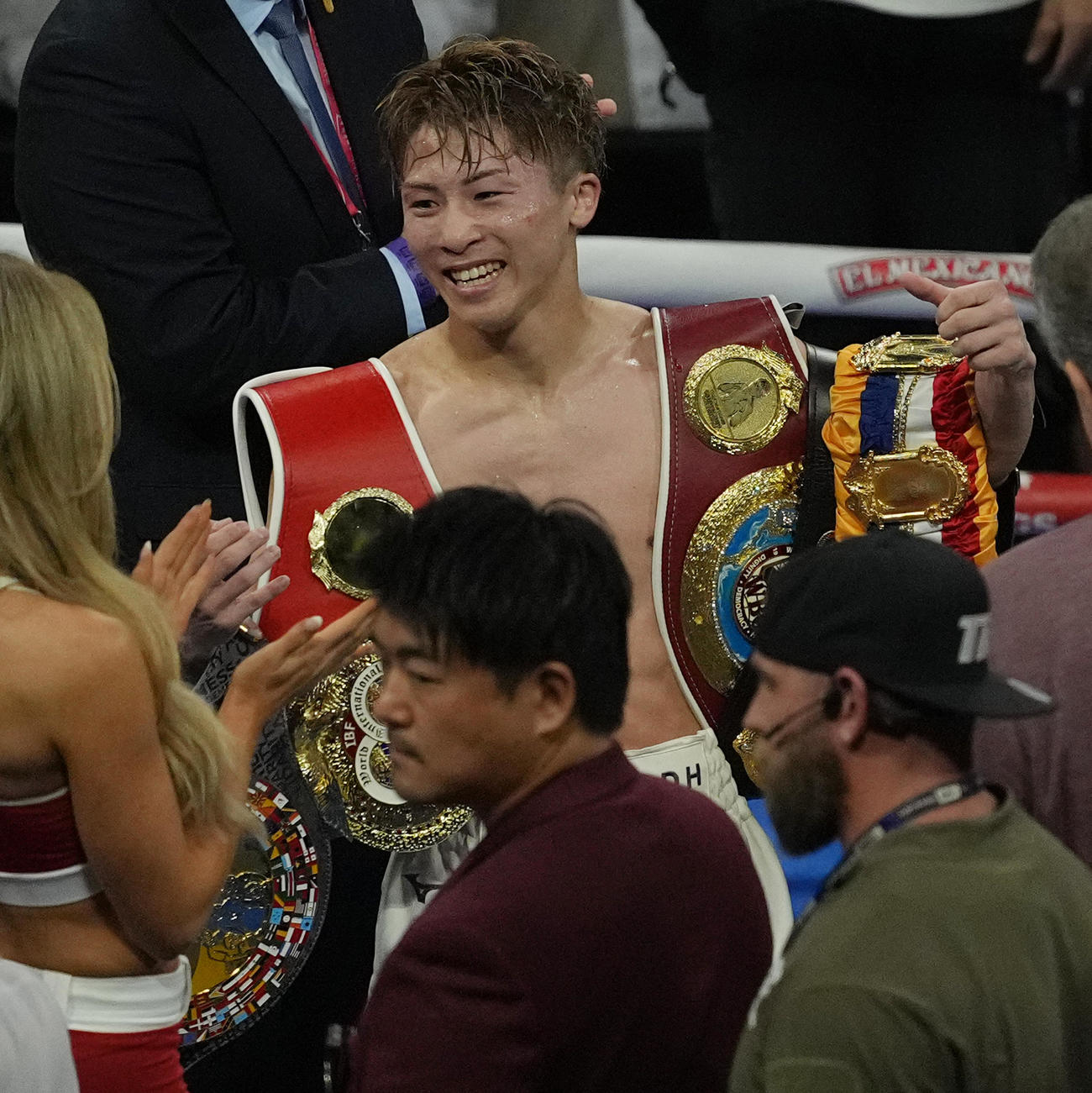 カルデナスを破り、防衛に成功した井上は、ベルトを肩に笑顔を見せる（撮影・菅敏）