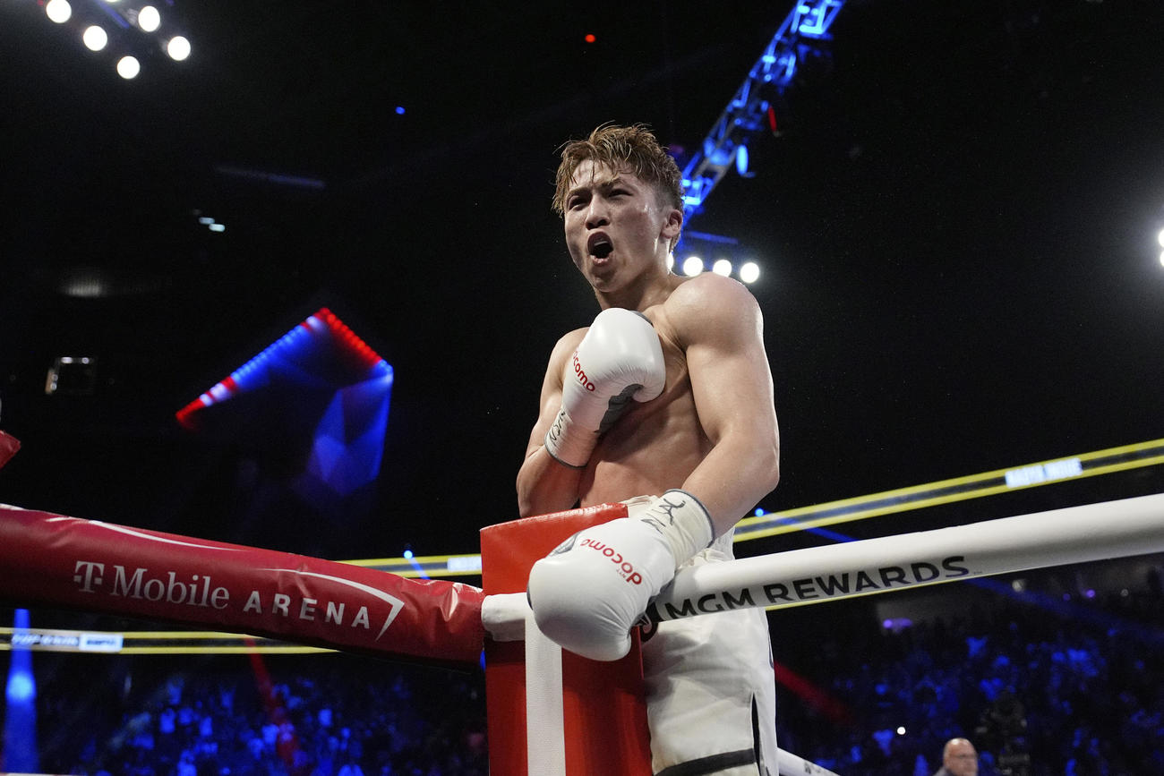 カルデナスからTKO勝利し、喜ぶ井上尚弥（AP）