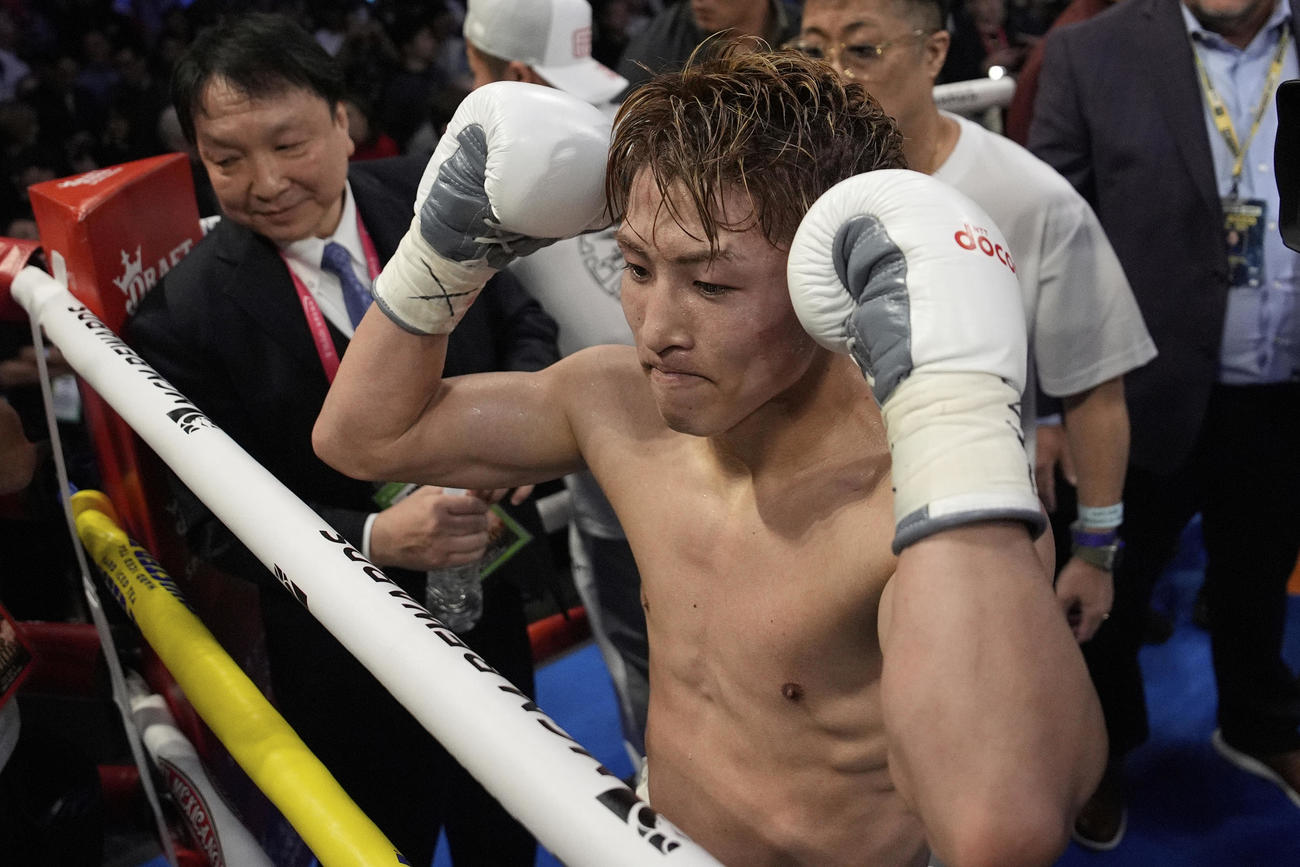 カルデナスからTKO勝ちし、ガッツポーズする井上尚弥（AP）