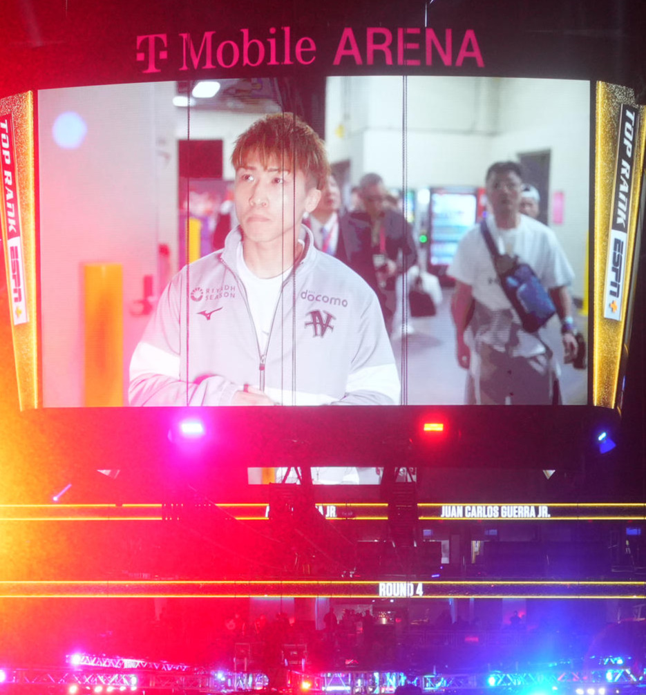 会場の電光掲示板に到着した井上が映し出され、盛り上がるT－モバイルアリーナ（撮影・菅敏）