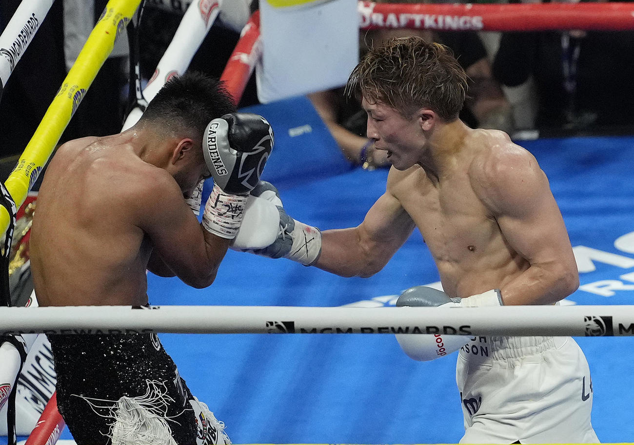 7回、カルデナス（左）に右フックを決める井上（撮影・菅敏）