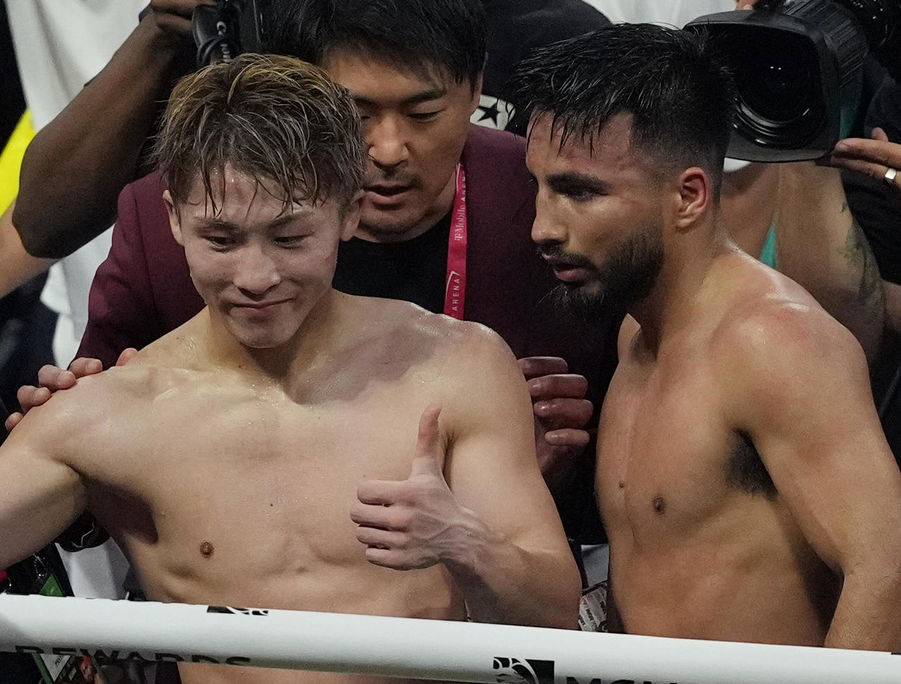 防衛に成功しカルデナス（右）に祝福される井上（撮影・菅敏）