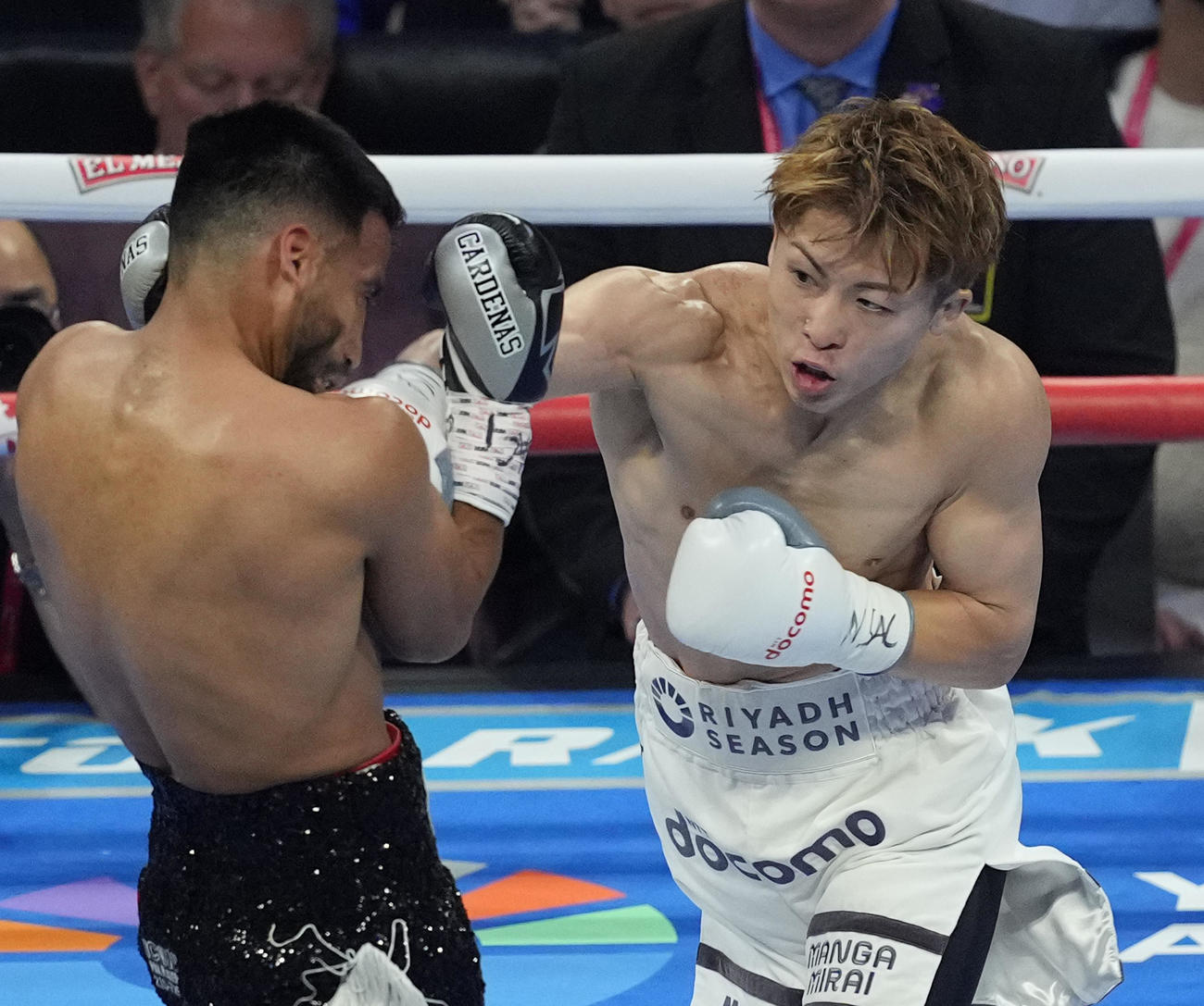 1回、カルデナス（左）にパンチを見舞う井上（撮影・菅敏）