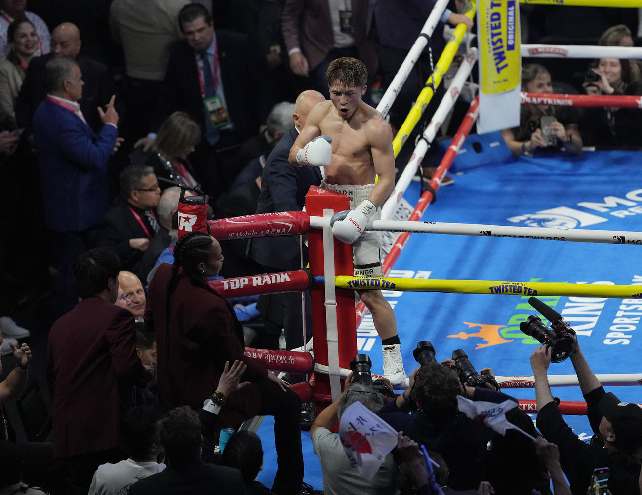 8回、TKOでカルデナスを破り、雄たけびを上げる井上（撮影・菅敏）
