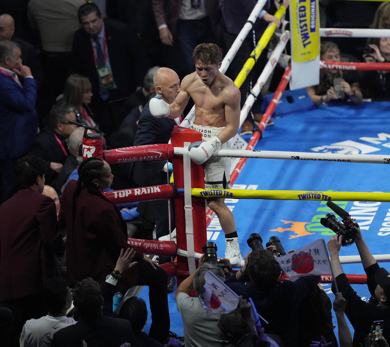 8回、TKOでカルデナスを破り、雄たけびを上げる井上（撮影・菅敏）