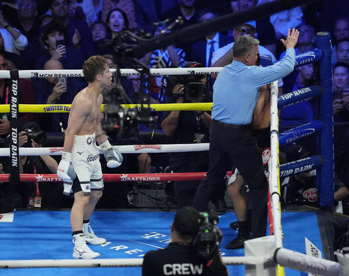 8回、TKOでカルデナス（右）を破る井上（撮影・菅敏）