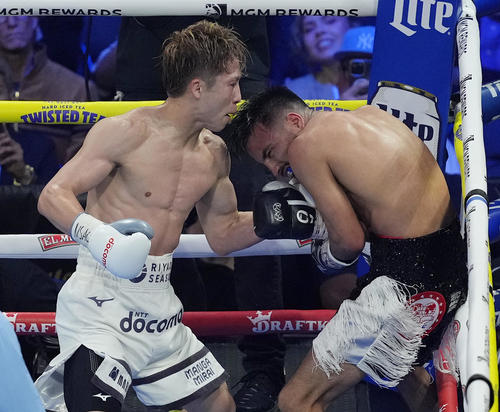 8回、カルデナス（右）にパンチの連打を浴びせる井上（撮影・菅敏）