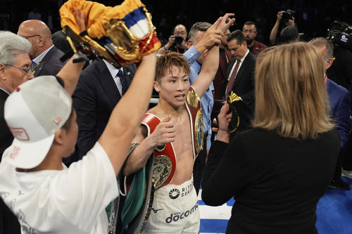 カルデナスに勝利し、ベルトを抱えながら喜ぶ井上尚弥（AP）