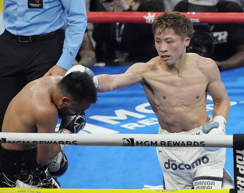 6回、カルデナス（左）に右フックを決める井上（撮影・菅敏）