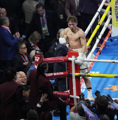 8回、TKOでカルデナスを破り、雄たけびを上げる井上（撮影・菅敏）