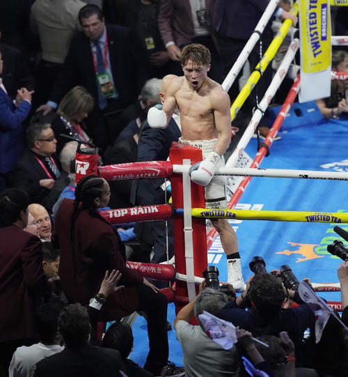 8回、TKOでカルデナスを破り、雄たけびを上げる井上（撮影・菅敏）
