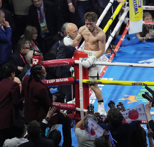 8回、TKOでカルデナスを破り、雄たけびを上げる井上（撮影・菅敏）