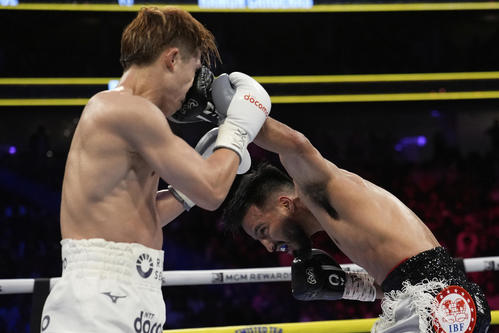 カルデナスの左カウンターを顔に食らう井上尚弥（AP）