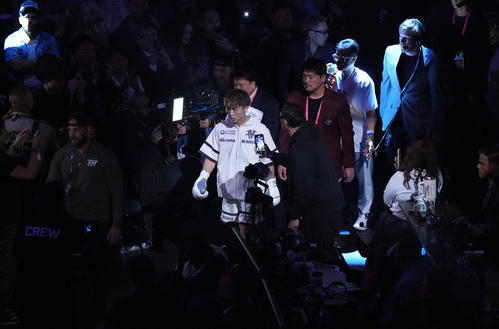 入場する井上（撮影・菅敏）